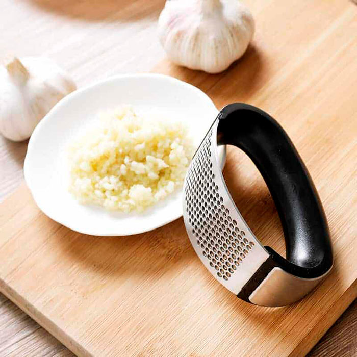 GarlicSmasher, presă pentru usturoi sau ghimbir