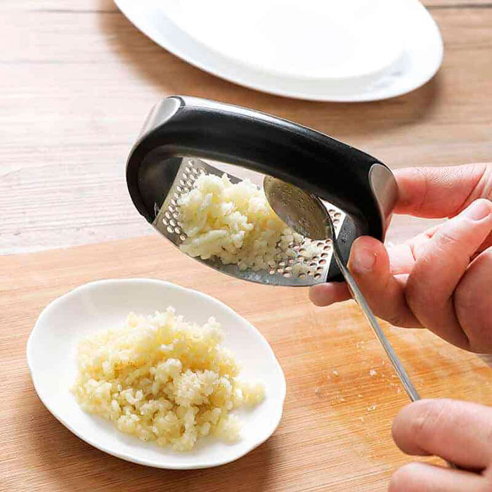 GarlicSmasher, presă pentru usturoi sau ghimbir
